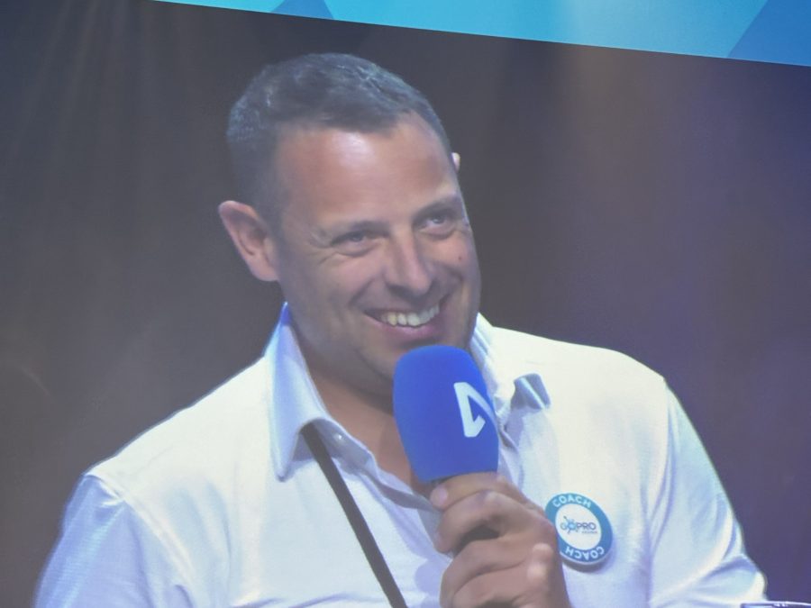 Mickaël BUFFAZ au micro lors d'une table ronde entre conseillers